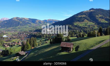 Berühmtes Schweizer Dorf und Ferienort Gstaad am frühen Morgen. Stockfoto