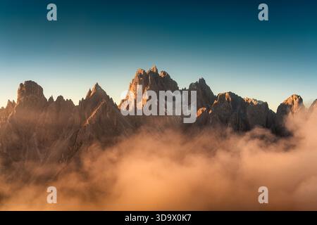 Malerischer Blick auf den Sonnenaufgang auf den Gipfeln der Cadini di Misurina und den Nebel in den Dolomiten, Italien Stockfoto