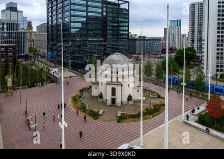 Ein sich entwickelnder Blick auf die Skyline des Stadtzentrums von Birmingham, der den Kontrast zwischen den historischen Wahrzeichen der Stadt und der modernen Architektur zeigt... Stockfoto