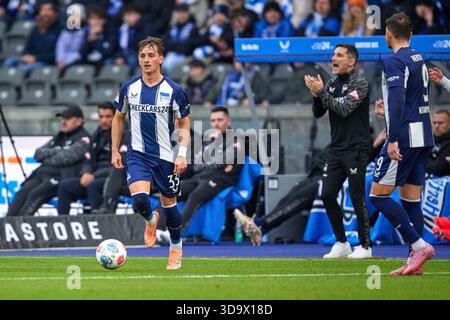 Berlin, Deutschland. Dezember 2025. Michal Karbownik (Hertha BSC, #33), GER, Hertha BSC vs., 1. FC Magdeburg, 2. Bundesliga, Saison 2025/2026, 15. SPIELTAG, 07.12.2025 (DFL-VORSCHRIFTEN VERBIETEN DIE VERWENDUNG VON FOTOS ALS BILDSEQUENZEN UND/ODER QUASI-VIDEO). Foto: Eibner-Pressefoto/ Claudius Rauch Credit: dpa/Alamy Live News Stockfoto