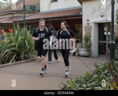 Eine Familie im Center Parcs, Elveden Forest, in Suffolk in der Nähe von Thetford. Es wurde 1989 auf einem 400 Hektar großen Pinienwald eröffnet und bietet Unterkünfte zur Selbstverpflegung für bis zu 8 Gäste, darunter auch barrierefreie, haustierfreundliche und Baumhäuser. Das subtropische Schwimmparadies hat Pools, Rutschen und einen faulen Fluss. Zu den Aktivitäten gehören Radfahren, Bogenschießen, Töpferei, Wassersport auf dem See, Hochseile, Spa-Behandlungen, Minigolf und Indoor-Klettern. Zu den Einrichtungen gehören Restaurants, Cafés, ein Geschäft, Aqua Sana Spa und Kinderclubs. Kurzurlaube und einwöchige Aufenthalte sind das ganze Jahr über verfügbar. Stockfoto