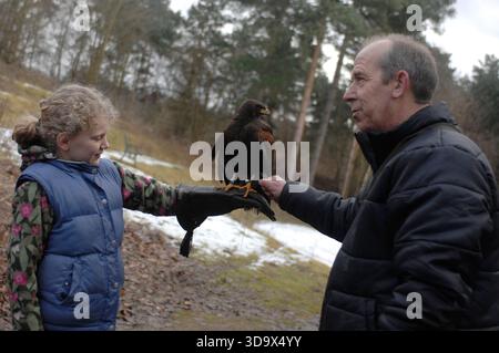 Eine Familie im Center Parcs, Elveden Forest, in Suffolk in der Nähe von Thetford. Es wurde 1989 auf einem 400 Hektar großen Pinienwald eröffnet und bietet Unterkünfte zur Selbstverpflegung für bis zu 8 Gäste, darunter auch barrierefreie, haustierfreundliche und Baumhäuser. Das subtropische Schwimmparadies hat Pools, Rutschen und einen faulen Fluss. Zu den Aktivitäten gehören Radfahren, Bogenschießen, Töpferei, Wassersport auf dem See, Hochseile, Spa-Behandlungen, Minigolf und Indoor-Klettern. Zu den Einrichtungen gehören Restaurants, Cafés, ein Geschäft, Aqua Sana Spa und Kinderclubs. Kurzurlaube und einwöchige Aufenthalte sind das ganze Jahr über verfügbar. Stockfoto
