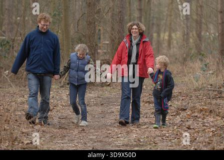 Eine Familie im Center Parcs, Elveden Forest, in Suffolk in der Nähe von Thetford. Es wurde 1989 auf einem 400 Hektar großen Pinienwald eröffnet und bietet Unterkünfte zur Selbstverpflegung für bis zu 8 Gäste, darunter auch barrierefreie, haustierfreundliche und Baumhäuser. Das subtropische Schwimmparadies hat Pools, Rutschen und einen faulen Fluss. Zu den Aktivitäten gehören Radfahren, Bogenschießen, Töpferei, Wassersport auf dem See, Hochseile, Spa-Behandlungen, Minigolf und Indoor-Klettern. Zu den Einrichtungen gehören Restaurants, Cafés, ein Geschäft, Aqua Sana Spa und Kinderclubs. Kurzurlaube und einwöchige Aufenthalte sind das ganze Jahr über verfügbar. Stockfoto