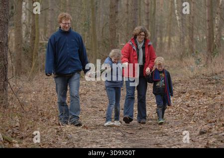 Eine Familie im Center Parcs, Elveden Forest, in Suffolk in der Nähe von Thetford. Es wurde 1989 auf einem 400 Hektar großen Pinienwald eröffnet und bietet Unterkünfte zur Selbstverpflegung für bis zu 8 Gäste, darunter auch barrierefreie, haustierfreundliche und Baumhäuser. Das subtropische Schwimmparadies hat Pools, Rutschen und einen faulen Fluss. Zu den Aktivitäten gehören Radfahren, Bogenschießen, Töpferei, Wassersport auf dem See, Hochseile, Spa-Behandlungen, Minigolf und Indoor-Klettern. Zu den Einrichtungen gehören Restaurants, Cafés, ein Geschäft, Aqua Sana Spa und Kinderclubs. Kurzurlaube und einwöchige Aufenthalte sind das ganze Jahr über verfügbar. Stockfoto
