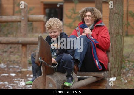 Eine Familie im Center Parcs, Elveden Forest, in Suffolk in der Nähe von Thetford. Es wurde 1989 auf einem 400 Hektar großen Pinienwald eröffnet und bietet Unterkünfte zur Selbstverpflegung für bis zu 8 Gäste, darunter auch barrierefreie, haustierfreundliche und Baumhäuser. Das subtropische Schwimmparadies hat Pools, Rutschen und einen faulen Fluss. Zu den Aktivitäten gehören Radfahren, Bogenschießen, Töpferei, Wassersport auf dem See, Hochseile, Spa-Behandlungen, Minigolf und Indoor-Klettern. Zu den Einrichtungen gehören Restaurants, Cafés, ein Geschäft, Aqua Sana Spa und Kinderclubs. Kurzurlaube und einwöchige Aufenthalte sind das ganze Jahr über verfügbar. Stockfoto