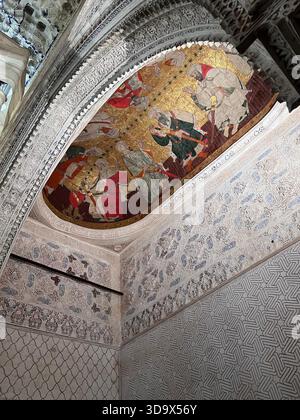 Verzierte Decke im Alhambra-Palast in Granada, Spanien, mit islamischer Kunst, vergoldeter Dekoration und komplizierter maurischer Architektur. Stockfoto
