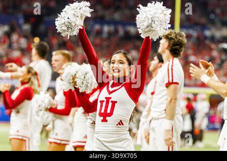 Indianapolis, Indiana, USA. Dezember 2025. Indiana Cheerleader während der NCAA-Football-Action zwischen den Indiana Hoosiers und den Ohio State Buckeyes im Lucas Oil Stadium in Indianapolis, Indiana. John Mersits/CSM/Alamy Live News Stockfoto