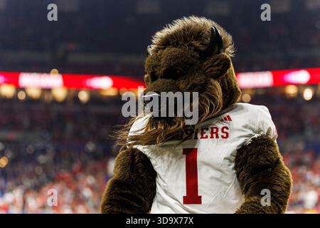Indianapolis, Indiana, USA. Dezember 2025. Indiana Bison Maskottchen während der NCAA-Fußballspiele zwischen den Indiana Hoosiers und den Ohio State Buckeyes im Lucas Oil Stadium in Indianapolis, Indiana. John Mersits/CSM/Alamy Live News Stockfoto