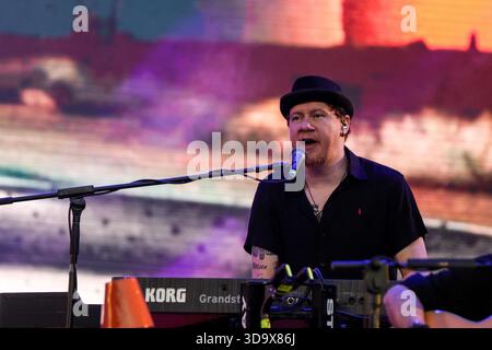 Curitiba, Brasilien. Dezember 2025. PR - CURITIBA - 06/12/2025 - CURITIBA, PRIME ROCK BRASIL - Bozzo Barretti von der Band Capital Inicial während eines Auftritts im Prime Rock Brasil in Pedreira Paulo Leminski, in Curitiba, diesen Samstag (06). Foto: Robson Mafra/AGIF (Foto: Robson Mafra/AGIF/SIPA USA) Credit: SIPA USA/Alamy Live News Stockfoto