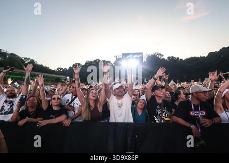 Curitiba, Brasilien. Dezember 2025. PR - CURITIBA - 06/12/2025 - CURITIBA, PRIME ROCK BRASIL - Publikum bei einer Aufführung im Prime Rock Brasil in Pedreira Paulo Leminski, in Curitiba, diesen Samstag (06). Foto: Robson Mafra/AGIF (Foto: Robson Mafra/AGIF/SIPA USA) Credit: SIPA USA/Alamy Live News Stockfoto
