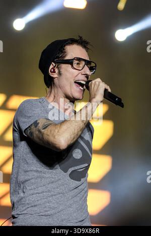 Curitiba, Brasilien. Dezember 2025. PR - CURITIBA - 06/12/2025 - CURITIBA, PRIME ROCK BRASIL - Dinho Ouro Preto von der Band Capital Inicial während eines Auftritts im Prime Rock Brasil in Pedreira Paulo Leminski, in Curitiba, diesen Samstag (06). Foto: Robson Mafra/AGIF (Foto: Robson Mafra/AGIF/SIPA USA) Credit: SIPA USA/Alamy Live News Stockfoto