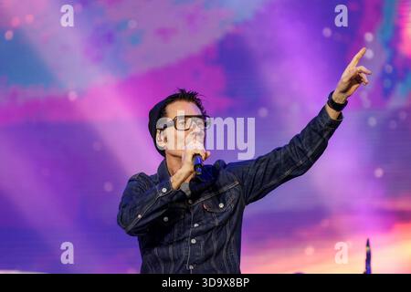 Curitiba, Brasilien. Dezember 2025. PR - CURITIBA - 06/12/2025 - CURITIBA, PRIME ROCK BRASIL - Dinho Ouro Preto von der Band Capital Inicial während eines Auftritts im Prime Rock Brasil in Pedreira Paulo Leminski, in Curitiba, diesen Samstag (06). Foto: Robson Mafra/AGIF (Foto: Robson Mafra/AGIF/SIPA USA) Credit: SIPA USA/Alamy Live News Stockfoto