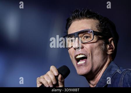 Curitiba, Brasilien. Dezember 2025. PR - CURITIBA - 06/12/2025 - CURITIBA, PRIME ROCK BRASIL - Dinho Ouro Preto von der Band Capital Inicial während eines Auftritts im Prime Rock Brasil in Pedreira Paulo Leminski, in Curitiba, diesen Samstag (06). Foto: Robson Mafra/AGIF (Foto: Robson Mafra/AGIF/SIPA USA) Credit: SIPA USA/Alamy Live News Stockfoto