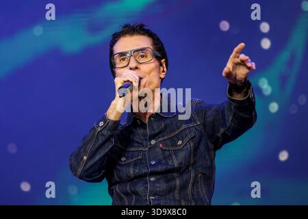 Curitiba, Brasilien. Dezember 2025. PR - CURITIBA - 06/12/2025 - CURITIBA, PRIME ROCK BRASIL - Dinho Ouro Preto von der Band Capital Inicial während eines Auftritts im Prime Rock Brasil in Pedreira Paulo Leminski, in Curitiba, diesen Samstag (06). Foto: Robson Mafra/AGIF (Foto: Robson Mafra/AGIF/SIPA USA) Credit: SIPA USA/Alamy Live News Stockfoto