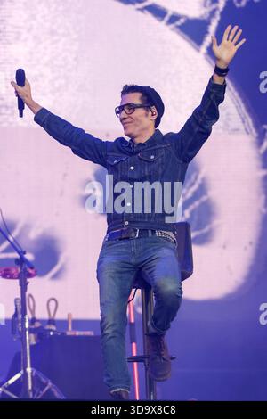 Curitiba, Brasilien. Dezember 2025. PR - CURITIBA - 06/12/2025 - CURITIBA, PRIME ROCK BRASIL - Dinho Ouro Preto von der Band Capital Inicial während eines Auftritts im Prime Rock Brasil in Pedreira Paulo Leminski, in Curitiba, diesen Samstag (06). Foto: Robson Mafra/AGIF (Foto: Robson Mafra/AGIF/SIPA USA) Credit: SIPA USA/Alamy Live News Stockfoto