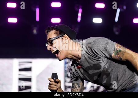 Curitiba, Brasilien. Dezember 2025. PR - CURITIBA - 06/12/2025 - CURITIBA, PRIME ROCK BRASIL - Dinho Ouro Preto von der Band Capital Inicial während eines Auftritts im Prime Rock Brasil in Pedreira Paulo Leminski, in Curitiba, diesen Samstag (06). Foto: Robson Mafra/AGIF (Foto: Robson Mafra/AGIF/SIPA USA) Credit: SIPA USA/Alamy Live News Stockfoto