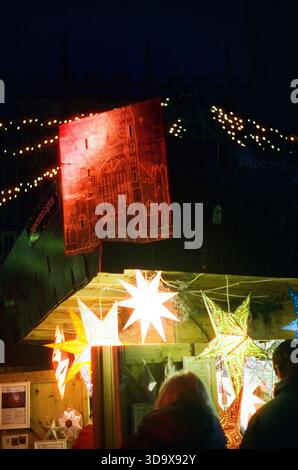 Bath, England - 3. Dezember 2025: Bath Christmas Market, mit Verkaufsständen, Verkaufsständen und Käufern. Aufgenommen nach Einbruch der Dunkelheit auf Spezialfilm. Stockfoto