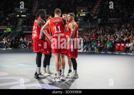Team Circle, Meeting, Wenyen Gabriel (FC Bayern Basketball, #32) mit Vladimir Lucic (FC Bayern Basketball, #11) und Stefan Jovic (FC Bayern Basketball, #16), mit Niels Giffey (FC Bayern Basketball, #05) und Spencer Dinwiddie (FC Bayern Basketball, #26), Stockfoto