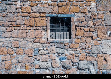 Vintage-Gitterfenster an alten Ziegelwänden Stockfoto