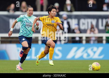 London, Großbritannien. Dezember 2025. Kiko Seike (11 Brighton) spielte während des Spiels der FA Womens Super League zwischen London City Lionesses und Brighton im Copperjax Community Stadium in London. Quelle: SPP Sport Pressefoto. /Alamy Live News Stockfoto