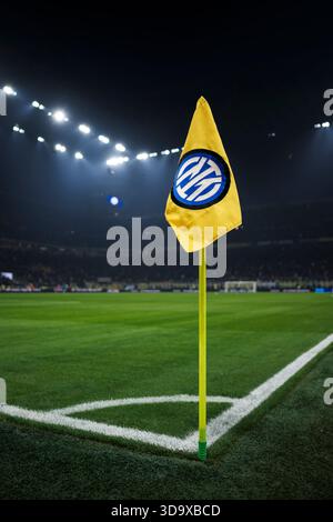Eine Eckfahne mit dem Logo des FC Internazionale ist während der Halbzeit des Fußballspiels der Serie A zwischen dem FC Internazionale und Como 1907 zu sehen. Stockfoto
