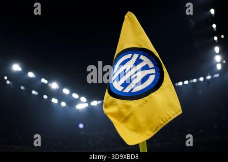 Eine Eckfahne mit dem Logo des FC Internazionale ist während der Halbzeit des Fußballspiels der Serie A zwischen dem FC Internazionale und Como 1907 zu sehen. Stockfoto