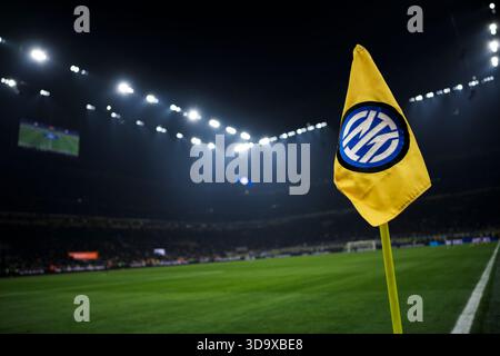Eine Eckfahne mit dem Logo des FC Internazionale ist während der Halbzeit des Fußballspiels der Serie A zwischen dem FC Internazionale und Como 1907 zu sehen. Stockfoto