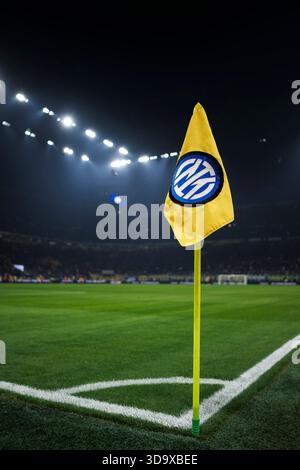 Eine Eckfahne mit dem Logo des FC Internazionale ist während der Halbzeit des Fußballspiels der Serie A zwischen dem FC Internazionale und Como 1907 zu sehen. Stockfoto