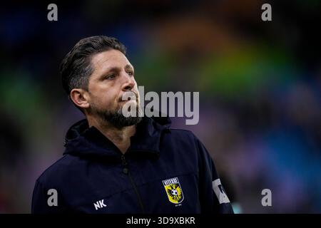 Arnheim, Niederlande. Dezember 2025. ARNHEM, 12.07.2025, GelreDome, Saison 2025/2026, niederländischer Keuken Kampioen Divisie Football, Spiel zwischen Vitesse und TOP Oss, Foto zeigt Vitesse Assistenztrainer Nicky Kuiper sieht auf Credit: Pro Shots/Alamy Live News Stockfoto