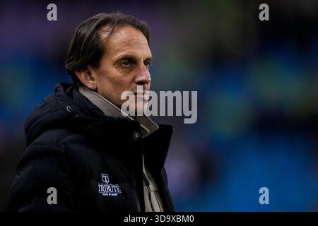 Arnheim, Niederlande. Dezember 2025. ARNHEM, 12.07.2025, GelreDome, Saison 2025/2026, niederländischer Keuken Kampioen Divisie Football, Spiel zwischen Vitesse und TOP Oss, Foto zeigt Vitesse-Cheftrainer Rudiger Rehm Looks on Credit: Pro Shots/Alamy Live News Stockfoto