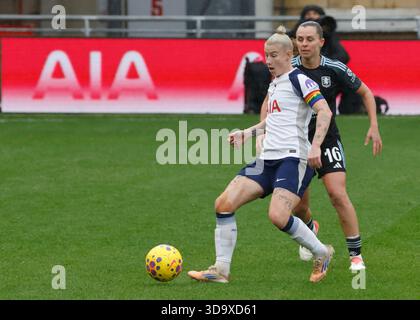 London, Großbritannien. Dezember 2025. LONDON, ENGLAND - Bethany England of Tottenham Hotspur Women und N Maritz of Australia Women in Aktion während des Barclays FA Women's Super League Fußballspiels zwischen Tottenham Hotspur Women und Aston Villa Women im Gaughan Group Stadium, Brisbane Road, Leyton am 7. Dezember 2025 in London, England. Quelle: Action Foto Sport/Alamy Live News Stockfoto