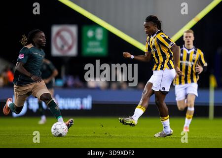 Arnheim, Niederlande. Dezember 2025. ARNHEM, 12.07.2025, GelreDome, Saison 2025/2026, niederländischer Keuken Kampioen Divisie Football, Spiel zwischen Vitesse und TOP Oss, Bild zeigt Vitesse Spieler Joao Pinto den Ball übergibt Credit: Pro Shots/Alamy Live News Stockfoto