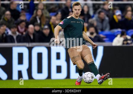 Arnheim, Niederlande. Dezember 2025. ARNHEM, 12.07.2025, GelreDome, Saison 2025/2026, niederländischer Keuken Kampioen Divisie Football, Spiel zwischen Vitesse und TOP Oss, Bild zeigt TOP Oss Spieler Xander Lambrix den Ball. Credit: Pro Shots/Alamy Live News Stockfoto