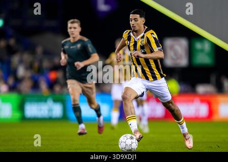 Arnheim, Niederlande. Dezember 2025. ARNHEM, 12.07.2025, GelreDome, Saison 2025/2026, niederländischer Keuken Kampioen Divisie Football, Spiel zwischen Vitesse und TOP Oss, Foto zeigt Vitesse Spieler Naoufal Bannis dribbelt mit dem Ball Credit: Pro Shots/Alamy Live News Stockfoto