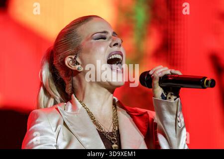 Curitiba, Brasilien. Dezember 2025. PR - CURITIBA - 06/12/2025 - CURITIBA, PRIME ROCK BRASIL - Paula toller während einer Aufführung im Prime Rock Brasil in Pedreira Paulo Leminski, in Curitiba, diesen Samstag (06). Foto: Robson Mafra/AGIF (Foto: Robson Mafra/AGIF/SIPA USA) Credit: SIPA USA/Alamy Live News Stockfoto