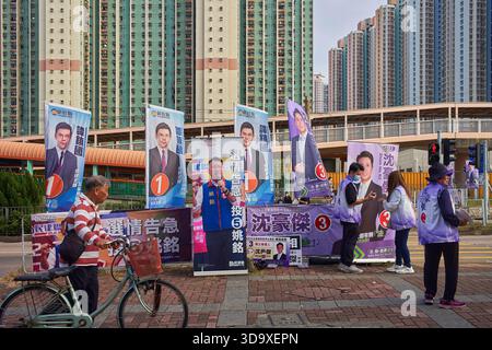 Hongkong, China. Dezember 2025. Der Kandidat verteilt Flugblätter an den Passanten in der Nähe eines Wahlzentrums in Tin Shui Wai. Die Parlamentswahlen 2025 in Hongkong finden am 7. Dezember 2025 statt, um die 90 Mitglieder des 8. Hongkonger Legislativrates zu wählen. Quelle: SOPA Images Limited/Alamy Live News Stockfoto