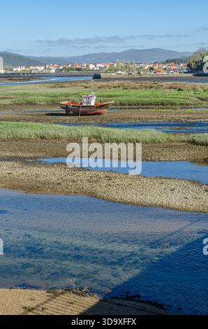 Blick auf den Fluss Traba und die Mündung Muros und Noya in der Stadt Noya (Noia), Provinz A Coruna, Galicien, Nordwesten Spaniens Stockfoto