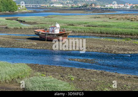 Blick auf den Fluss Traba und die Mündung Muros und Noya in der Stadt Noya (Noia), Provinz A Coruna, Galicien, Nordwesten Spaniens Stockfoto
