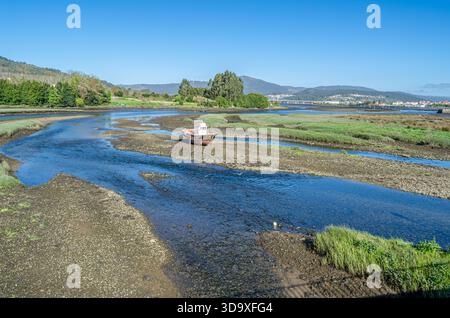 Blick auf den Fluss Traba und die Mündung Muros und Noya in der Stadt Noya (Noia), Provinz A Coruna, Galicien, Nordwesten Spaniens Stockfoto