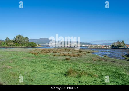 Blick auf den Fluss Traba und die Mündung Muros und Noya in der Stadt Noya (Noia), Provinz A Coruna, Galicien, Nordwesten Spaniens Stockfoto