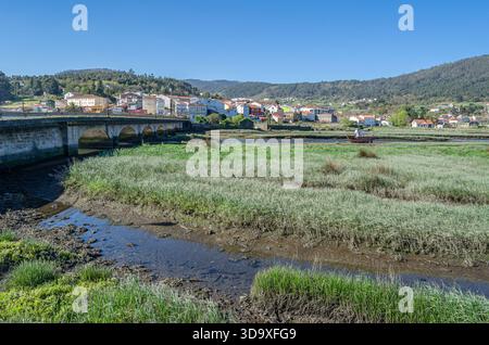 Blick auf den Fluss Traba und die Mündung Muros und Noya in der Stadt Noya (Noia), Provinz A Coruna, Galicien, Nordwesten Spaniens Stockfoto