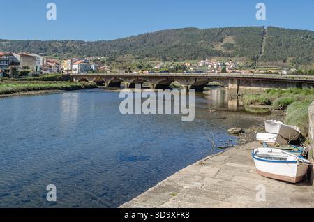 Blick auf den Fluss Traba und die Mündung Muros und Noya in der Stadt Noya (Noia), Provinz A Coruna, Galicien, Nordwesten Spaniens Stockfoto