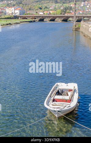 Blick auf den Fluss Traba und die Mündung Muros und Noya in der Stadt Noya (Noia), Provinz A Coruna, Galicien, Nordwesten Spaniens Stockfoto