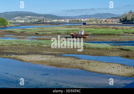 Blick auf den Fluss Traba und die Mündung Muros und Noya in der Stadt Noya (Noia), Provinz A Coruna, Galicien, Nordwesten Spaniens Stockfoto
