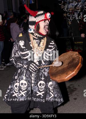 New Orleans, Louisiana, USA. Dezember 2025. Die größte Krampus-Veranstaltung in den Vereinigten Staaten ist die Krampus NOLauf Parade im Bywater District von New Orleans. Die von der Krewe of Krampus organisierte Parade besteht aus traditionellen europäischen Krampusfiguren, Folklore-Kreaturen und lokalen New Orleans-Neuheiten wie den Schwestern von Shhh. (Credit Image: © Brian Cahn/ZUMA Press Wire) NUR ZUR REDAKTIONELLEN VERWENDUNG! Nicht für kommerzielle ZWECKE! Stockfoto
