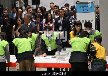 Wahlkreis des Wahlkomitees Hongkong zählt am 7. Dezember 2025 in Hongkong. Heute findet in Hongkong die Wahl zum Parlamentsrat statt. (Foto: Kobe Li/Nexpher Images/SIPA USA) Stockfoto