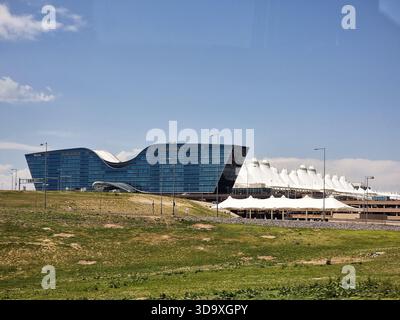 Das moderne Gebäude des Jeppesen Terminals des Denver International Airport (DEN), auch bekannt als DIA in Colorado, USA; Fentress Bradburn Architects Stockfoto