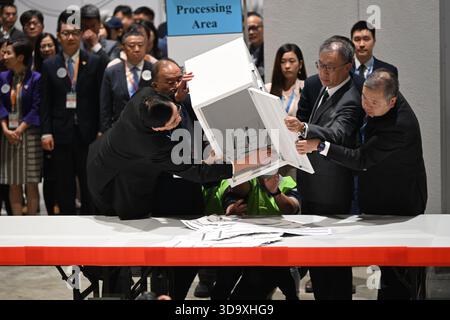 Wahlkreis des Wahlkomitees Hongkong zählt am 7. Dezember 2025 in Hongkong. Heute findet in Hongkong die Wahl zum Parlamentsrat statt. (Foto von Kobe Li/Nexpher Images) Stockfoto