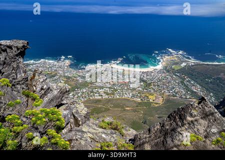 Blick auf Camps Bay Beach und Bakoven Bay vom Tafelberg, Kapstadt, Südafrika. Stockfoto