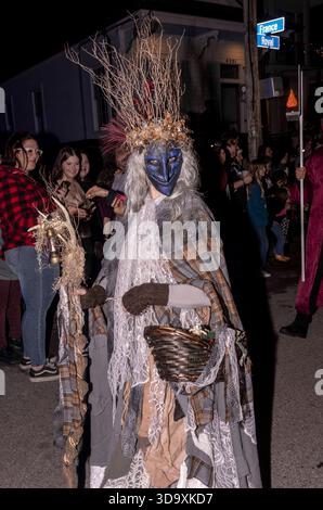 New Orleans, Louisiana, USA. Dezember 2025. Die größte Krampus-Veranstaltung in den Vereinigten Staaten ist die Krampus NOLauf Parade im Bywater District von New Orleans. Die von der Krewe of Krampus organisierte Parade besteht aus traditionellen europäischen Krampusfiguren, Folklore-Kreaturen und lokalen New Orleans-Neuheiten wie den Schwestern von Shhh. (Credit Image: © Brian Cahn/ZUMA Press Wire) NUR ZUR REDAKTIONELLEN VERWENDUNG! Nicht für kommerzielle ZWECKE! Stockfoto